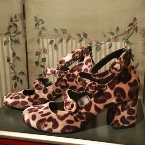 Women's EUC Leopard print shoes size 8